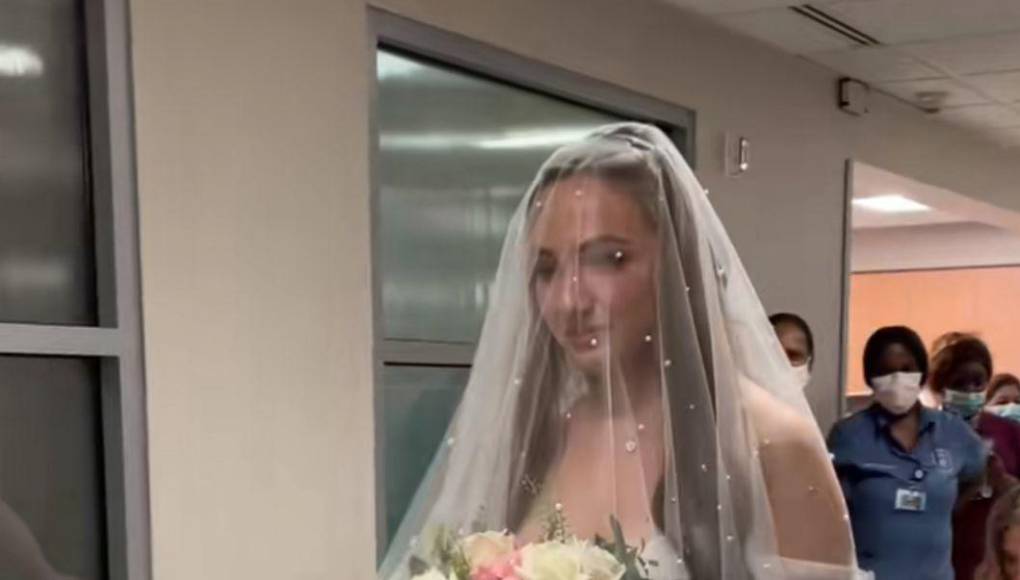 Y es que tradicionalmente ver llegar a una pareja de enamorados a una iglesia decidos a contraer matrimonio, es de lo más normal, pero llegar vestidos de novios a un hospital para casarse ha resultado extraño, así le pasó a esta pareja viralizada en redes sociales por causa del amor paternal.
