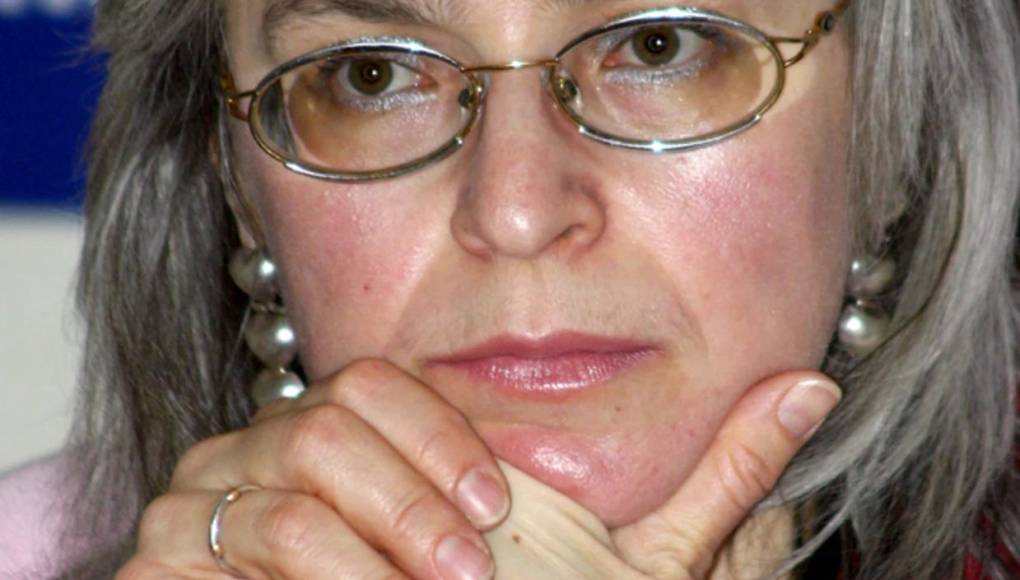 Diez años antes, en octubre de 2006, la periodista Anna Politkóvskaya fue asesinada en el vestíbulo de su edificio en Moscú. Integrante de la redacción de Novaya Gazeta, principal medio de comunicación independiente del país, había documentado y denunciado durante años los crímenes del ejército ruso en Chechenia.