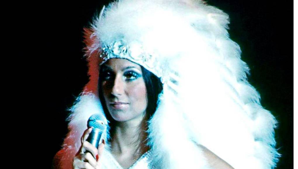 Cher, ícono de moda y belleza a sus 75 años
