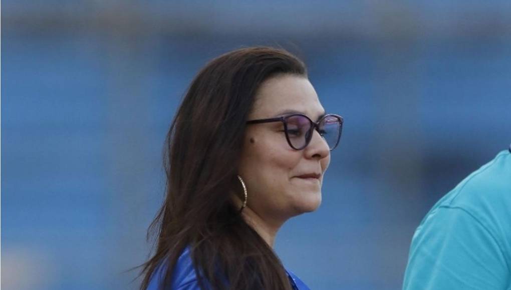 ¿Quién es ella? Esta dama llamó la atención durante el Clásico Real España-Olimpia.