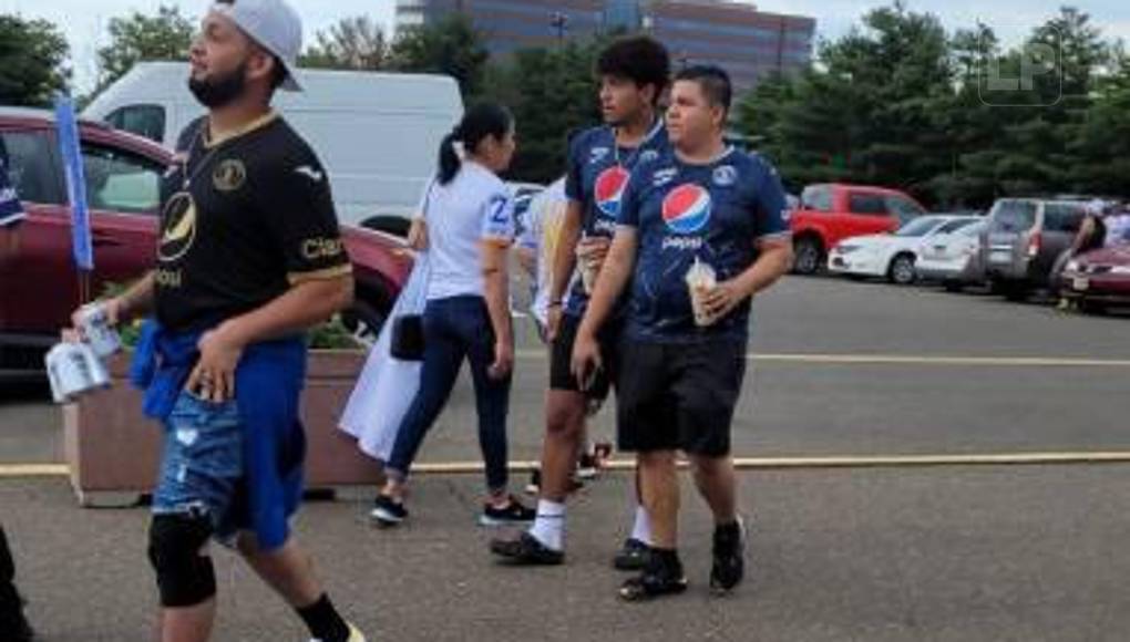 Fanáticos de Motagua haciéndose presente al estadio Long Island, Nueva York.