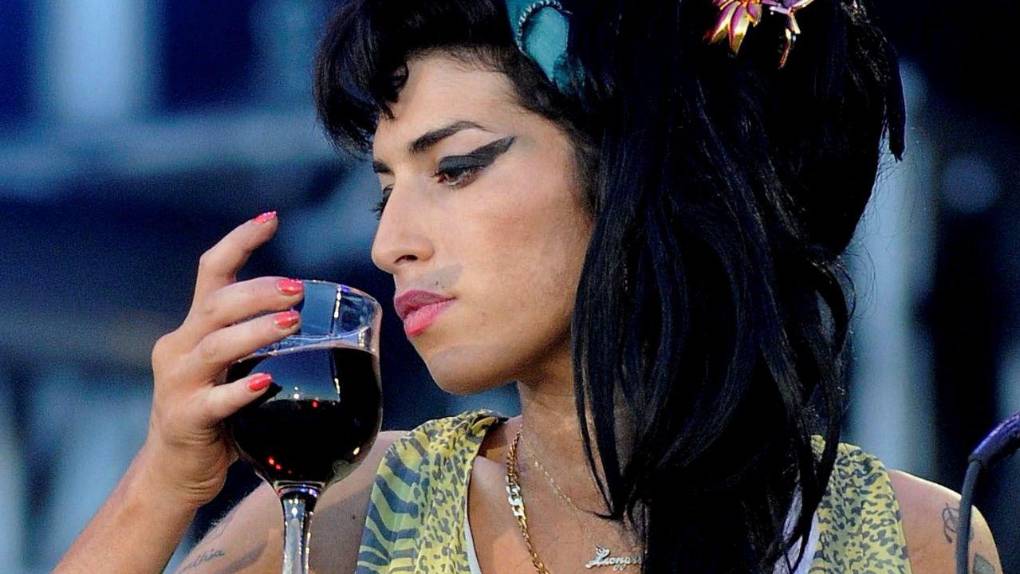 Desde que se filtraron las primeras imágenes del rodaje de ‘Back to black’ hace un año, muchos de sus seguidores manifestaron su malestar a través de las redes sociales, ante la impresión de que se trataba de seguir haciendo caja de la tragedia.