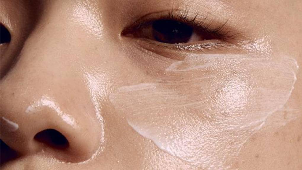 3. Exfoliante. Este paso es excelente para tener una piel suave, pero debe hacerse con precaución para evitar dañar la barrera cutánea. Elige un exfoliante suave adecuado para tu tipo de piel y hazlo máximo dos veces por semana.