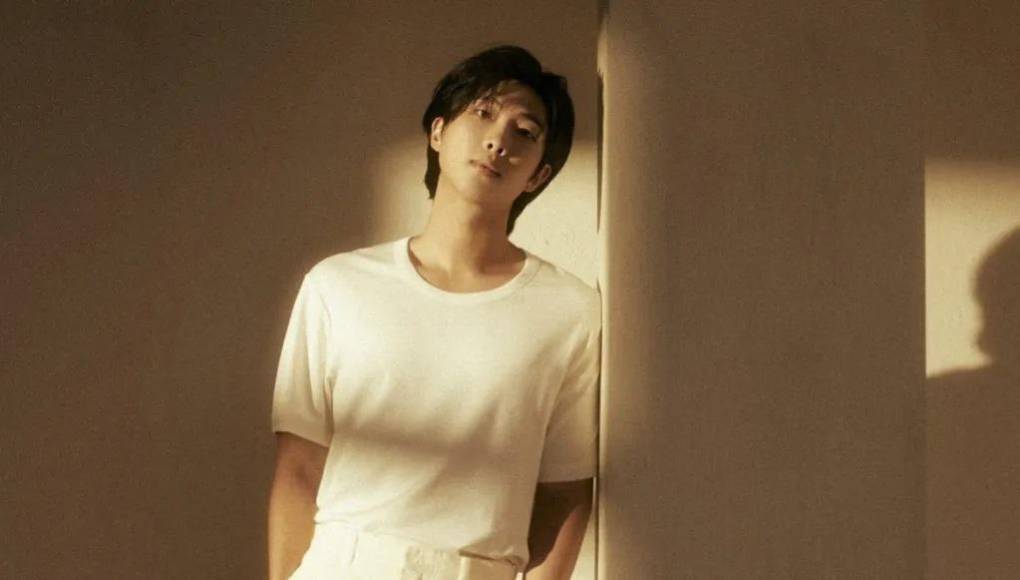 Resulta que el origen del nombre viene de un juego llamado “MapleStory” y en ese momento estaba buscando un sobrenombre cuando comenzó en el rap, por lo que utilizó a uno de los personajes. Así lo reveló en el primer episodio de la nueva colaboración de BTS, ‘The MapleStory Originals | MapleStory X BTS’. Se cambió de nuevo su nombre artístico por el de “Rap Monster” cuando entró como trainee de BigHit en 2008