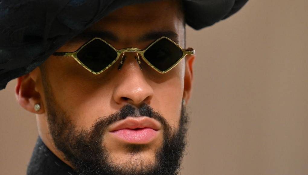 De igual forma, afirmó que sus gustos podrían cambiar en el futuro. “Eso (la sexualidad) no me define. Al fin y al cabo, no sé si en 20 años me gustará un hombre. Uno nunca sabe en la vida”, dijo Bad Bunny en una entrevista en 2020.