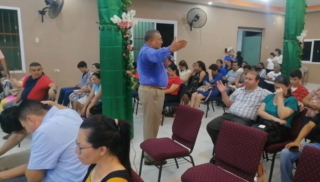 Antonio ahora es pastor de una iglesia evangélica en la ciudad de San Pedro Sula, donde predica la palabra de Dios. 