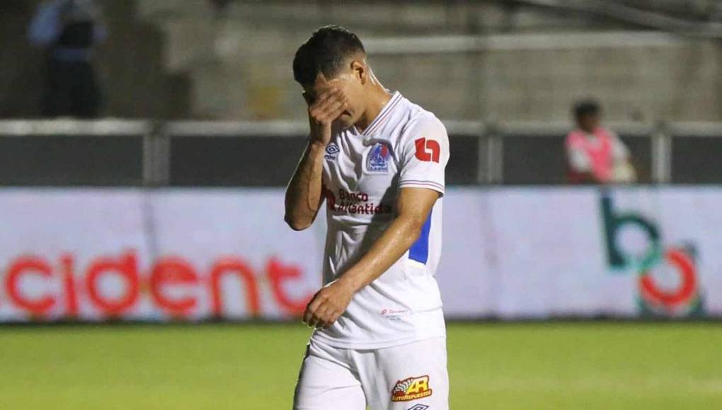 El volante Carlos Pineda del Olimpia fue expulsado al recibir dos tarjetas amarillas y no pudo evitar las lágrimas. El centrocampista se pierde el clásico ante Motagua de la próxima jornada.
