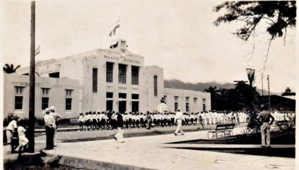 Por su cercanía a Puerto Cortés, la Villa de San Pedro fue blanco de constantes ataques y saqueos por parte de piratas europeos que llegaban al país. Por ello, la ciudad fue reubicada en varias oportunidades por parte de los colonizadores españoles. En la foto, la alcaldía en 1950.