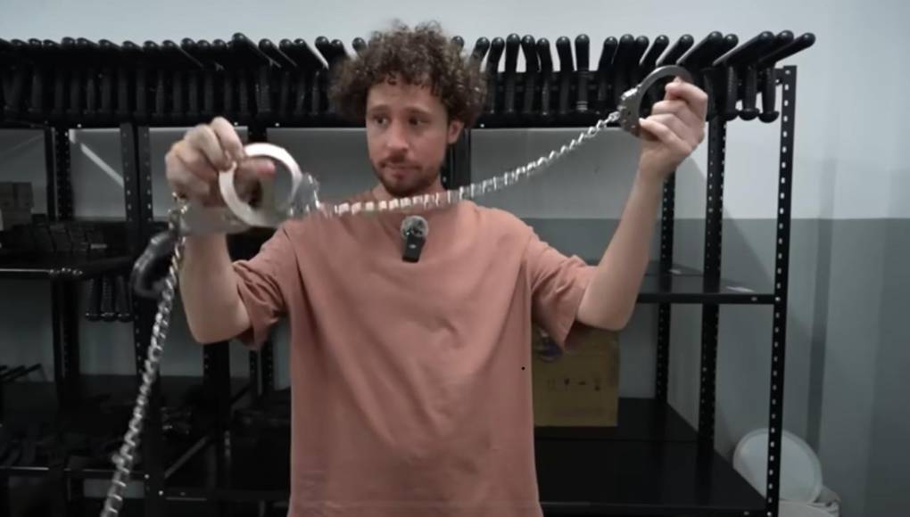 ”Otro dato interesante de esta cárcel es que la luz del recinto nunca se apaga, ni siquiera para dormir, esto para que los presos pierdan la noción del tiempo, puesto que no hay relojes”, puntualizó.