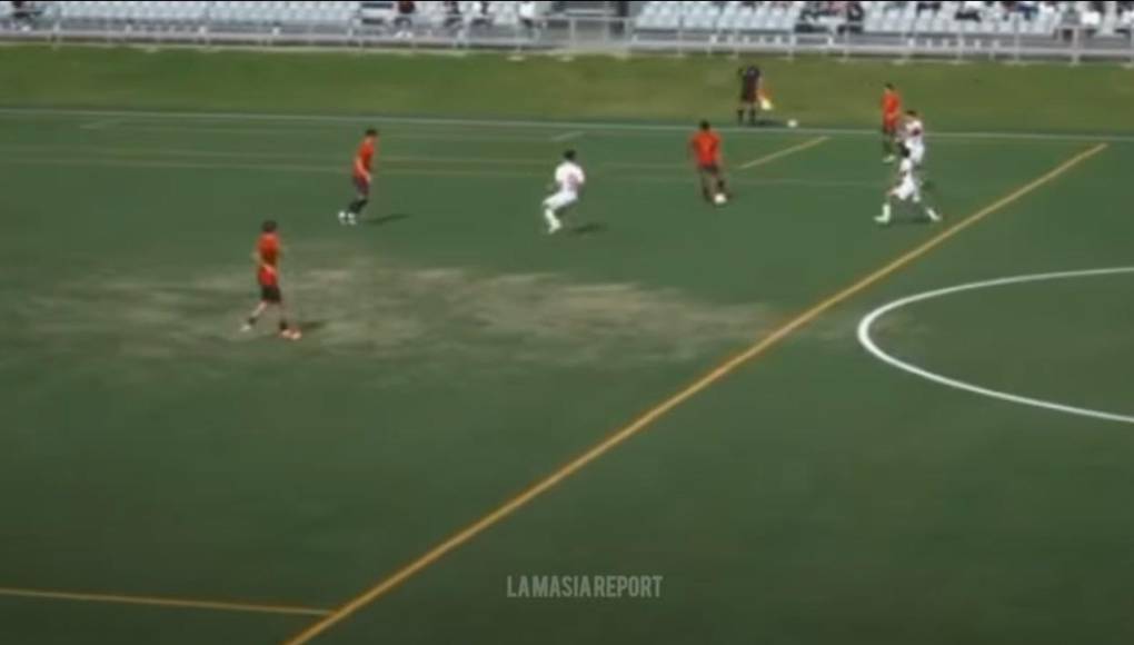 Alfredo, hijo de una familia hondureña, nació en Santa Coloma de Farners. Después de iniciarse en el club de su localidad natal pasó al Girona donde destacó hasta el punto de que el Barça lo incorporó a su Alevín A en la temporada 2021/2022. En su única temporada jugando en el fútbol-7 del Barça Alfredo destacó como un lateral izquierdo muy desequilibrante. En la imagen controla el balón.