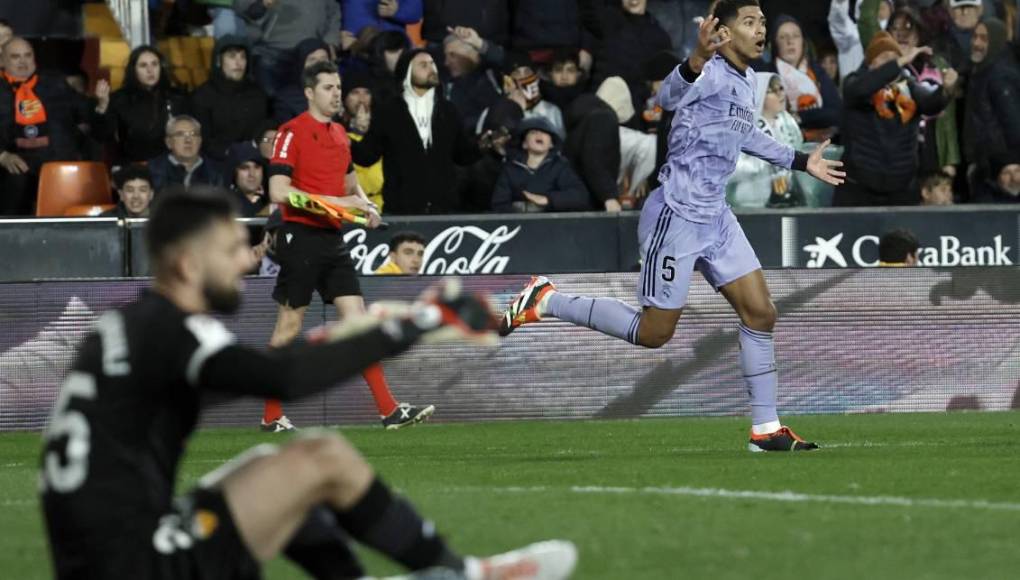 Basándose en el informe del árbitro, en el Real Madrid señalan que no hubo ningún insulto por parte de Bellingham y consideran que su expresión no justifica recibir una tarjeta roja .