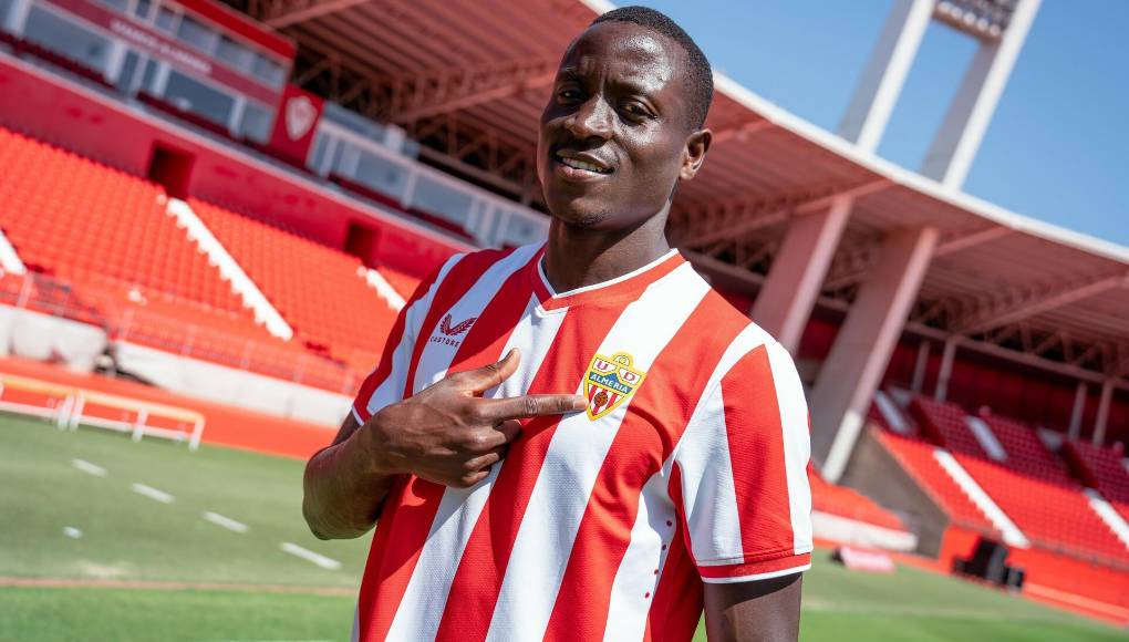 En el medio del campo buscan opciones, una de ellos es Dion Lopy (22 años) - Almería.