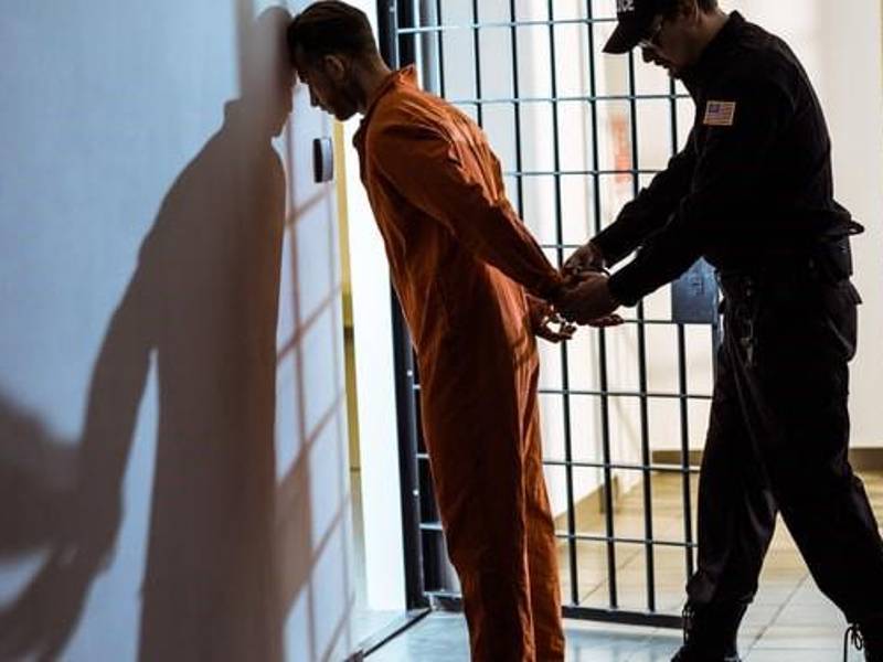 La medida también castiga a los policías que no notifiquen al ICE a un extranjero en custodia que se crea es indocumentado.