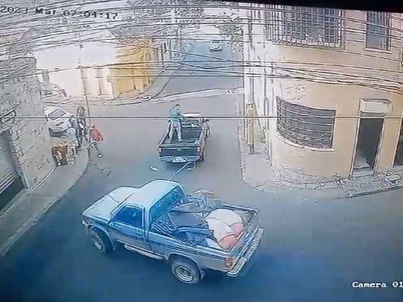 A bordo de ese vehículo pick-up azul viajaba un joven identificado únicamente como Bryan Adams, quien, de acuerdo con información de la Policía, es originario de La Mosquitia, departamento de Gracias a Dios.