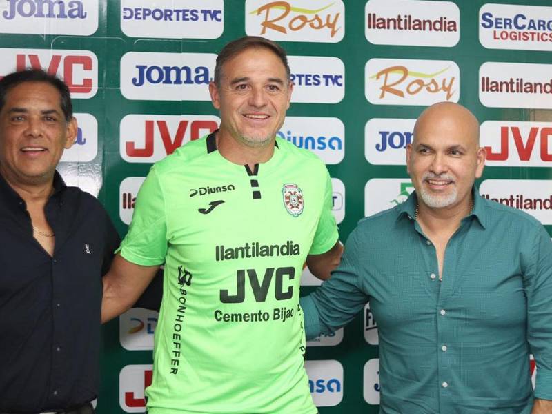 Rolin Peña (izquierda) junto a Hernán Medina (centro( y el presidente Orinson Amaya (derecha) del Marathón.