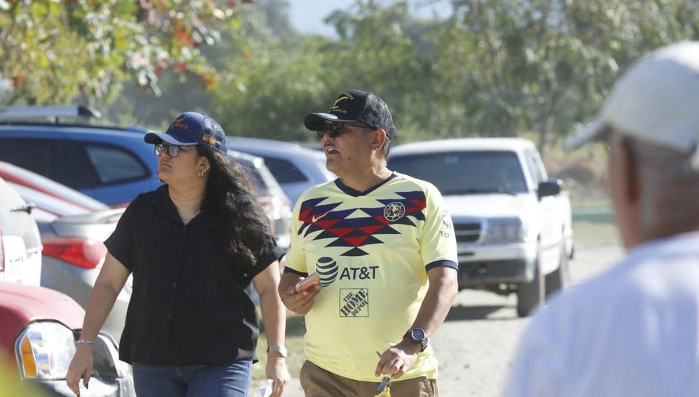 Un aficionado llegó con la camiseta del América de México.