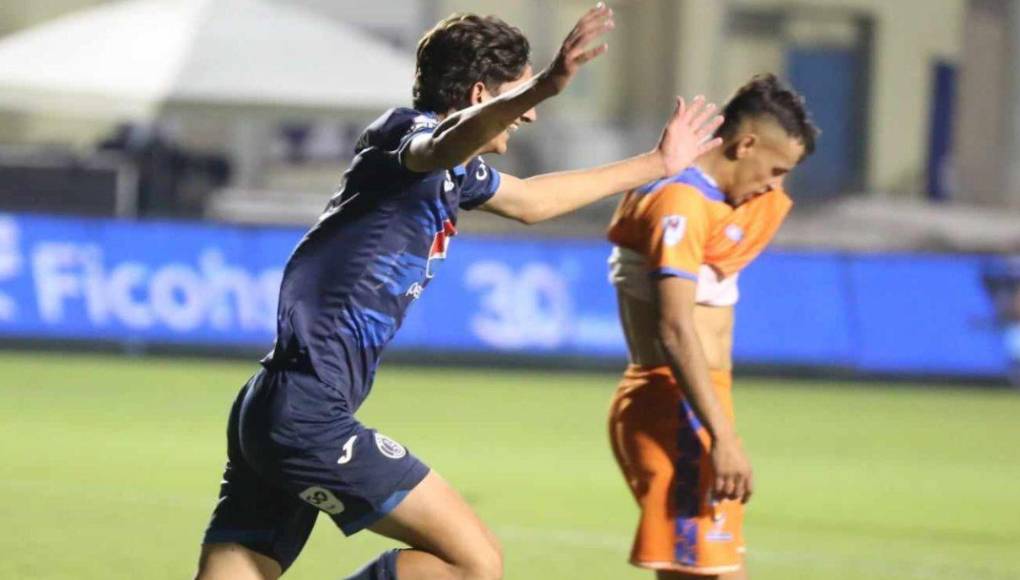 El delantero de 1.88 metros ya había entrado en varias convocatorias realizadas por su padre, sin embargo, éste no lo había hecho debutar, hasta que sucedió en la fecha 16 del torneo Clausura 2024 cuando ya habían amarrado el triunfo que los acerca al liderato.