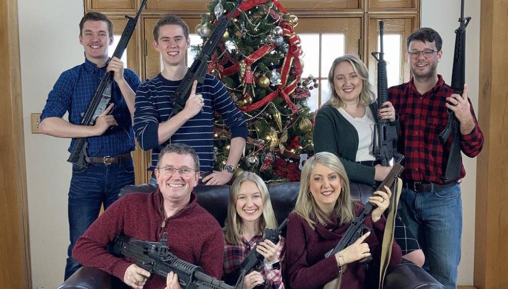 Critican a legislador de EEUU por foto navideña con armas de fuego tras tiroteo en escuela