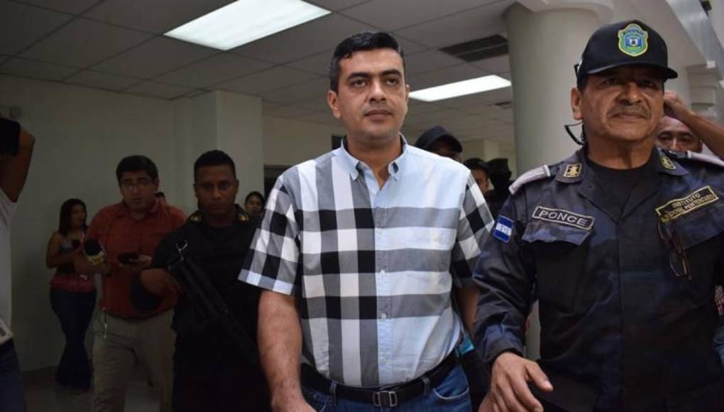 Urbina Soto: ¿Y qué? Pero fíjese, compa, que a ese hijo de pu** no le pare mucha bola. Devis Leonel Rivera: No, a ellos... Urbina Soto: Lo tienen... Devis Leonel Rivera: Tienen churros, ¿verdad? Urbina Soto: Bien cortadito. Devis Leonel Rivera: Compa, ¿sabía usted...?