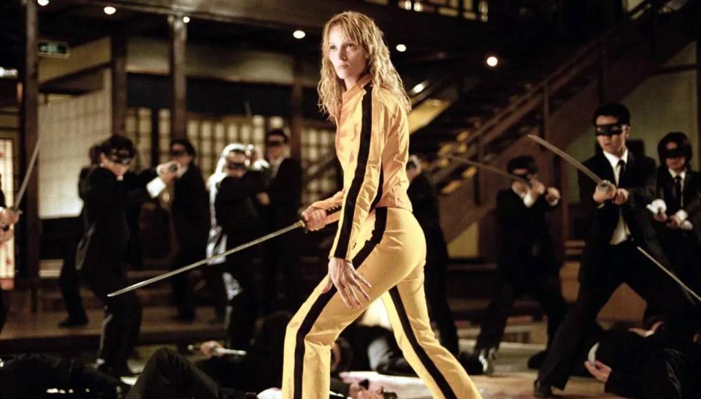 <b>“Kill Bill”</b> Prenda: Beatrix Kiddo (Uma Thurman) viste un emblemático traje amarillo.Sinopsis: Con sed de venganza, el personaje principal decide matar a las personas que arruinaron su vida, impidieron su boda y mataron a su hijo.Curiosidad: El color amarillo del traje estuvo inspirado en la vestimenta que usó Bruce Lee en la cinta Game of Death (1978).