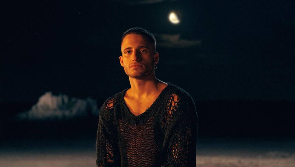 “Nunca seré más joven que hoy”, versa uno de los pasajes de “Caída libre”. La canción no sólo forma parte del flamante álbum de Wos, publicado hace unos días, sino que también revela lo esencial del repertorio. “Descartable”, título de este tercer álbum, se encuentra atravesado por la urgencia. Al tiempo que reacciona frente a la cultura de lo prescindible en la que quedó atrapada la sociedad occidental. 