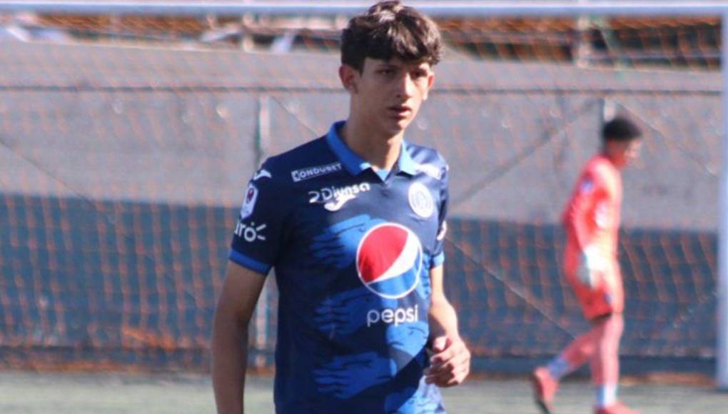 Comenzó su carrera deportiva en 2021 siendo parte de las reservas del Motagua. Ahí arrancó a dar sus primeros pasos y los hizo de forma apresurada.