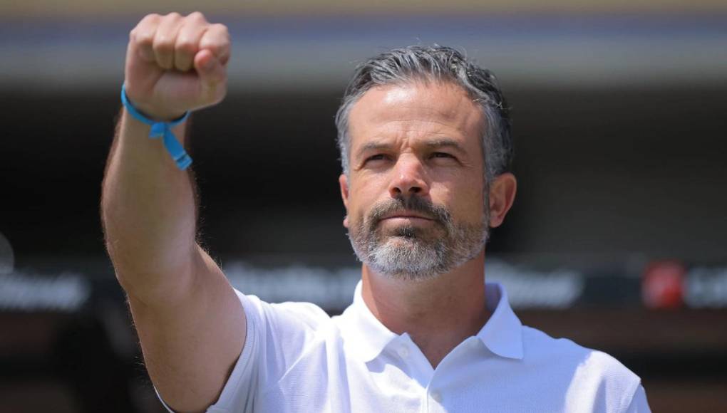 Además, lamentó que exjugadores o entrenadores —como el caso de Rafa Puente Jr.— le limiten opiniones de futbol o lo ataquen de tal forma, por ello se respaldó en su trayectoria de más de 30 años en el periodismo para hablar de tal forma..