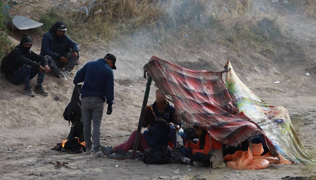Organizaciones religiosas en Juárez planean llevarles cobijas, ropa y comida, pues las bajas temperaturas arriesgan su salud mientras los migrantes claman por alimentos y agua, pues no pueden volver a México a buscar víveres. 