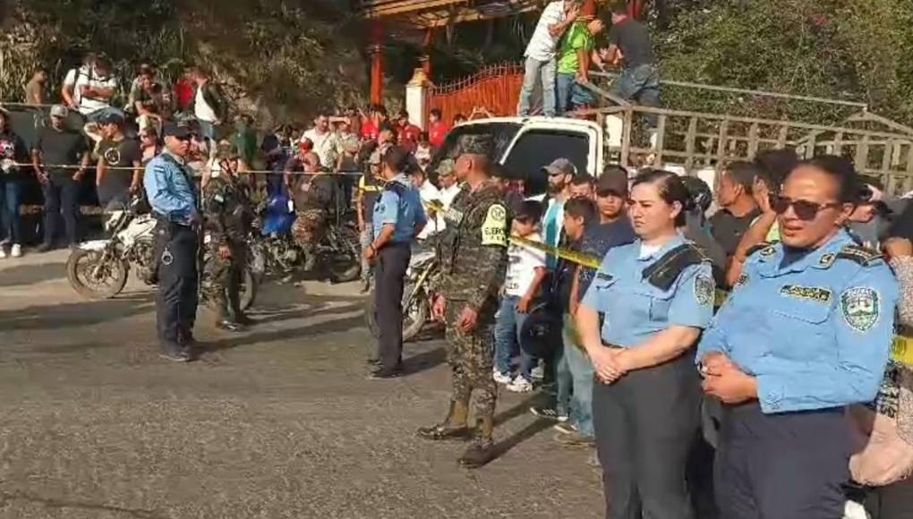 Elementos del Cuerpo de Bomberos rescataron entre los amasijos de metales retorcidos a varias de las víctimas del accidente, entre ellas el chófer del autobús de turismo que de Agua Caliente regresaba a Tegucigalpa, dijo a periodistas uno de los rescatistas.