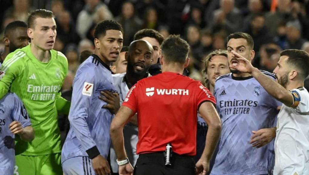 Gil Manzano marcó el fin del juego justo en un momento crítico, durante un centro que resultó en un gol de Jude Bellingham, el cual habría asegurado la victoria del Real Madrid frente al Valencia. 