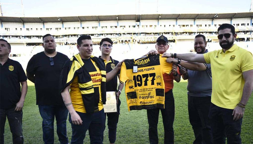 Jaime Villegas encabezó la delegación del Real España en el homenaje a Ricardo Flores.