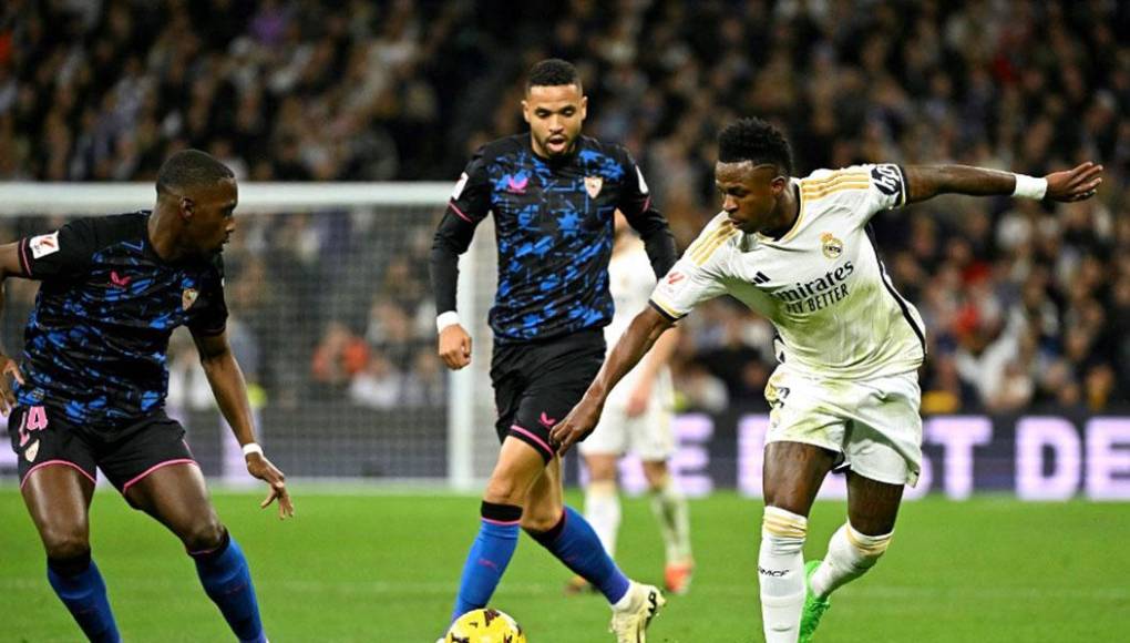 Y es que en el minuto 59, Isidro Díaz De Mera Escuderos tuvo que dejar de ejercer como árbitro principal del partido entre Real Madrid y Sevilla al lesionarse en el gemelo derecho.