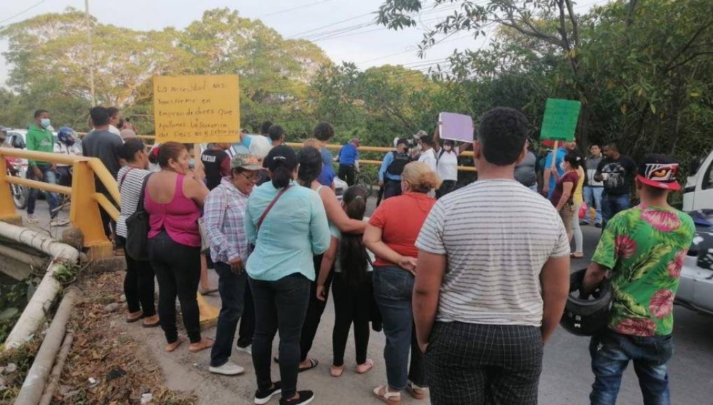 Vendedores de las aceras se toman carretera CA-13 en contra de desalojos en La Ceiba