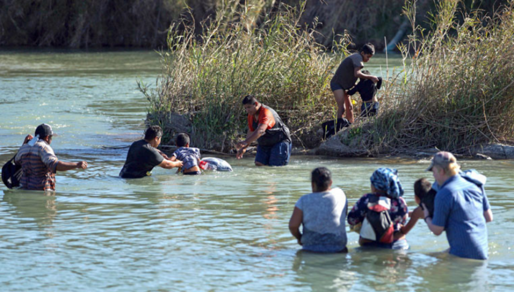 Muere recién nacido en brazos de madre hondureña tras cruzar el río Grande en México