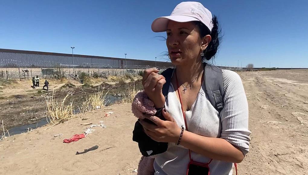 En la frontera de Juárez con El Paso atravesó el alambre de púas que colocó el año pasado el gobernador de Texas, Gregg Abott, y llegó hasta el muro, pero la Guardia Nacional texana la devolvió por el mismo hueco por donde entró. 