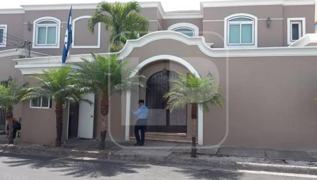 Miembros de la Policía Nacional apostados en las afueras de la casa de la familia Hernández Alvarado en Tegucigalpa.