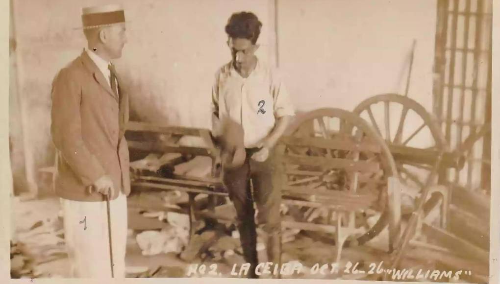 El cónsul norteamericano junto Manuel Durón líder de la revuelta de los presos, quien posteriormente se suicidó. 