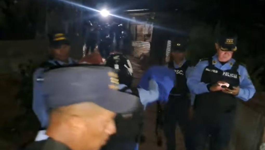 Los cuerpos quedaron ensangrentados en un callejón del sector. La Policía Nacional llegó a la escena del triple crimen para levantar pesquisas. Los sicarios que huyeron de la zona sin dejar rastro. 