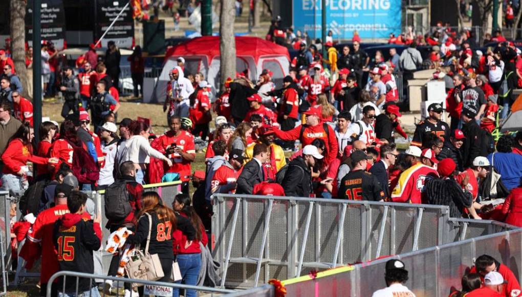 Dos personas dispararon contra la multitud que presenciaba las celebraciones por la obtención del Super Bowl por parte de la franquicia de la NFL.