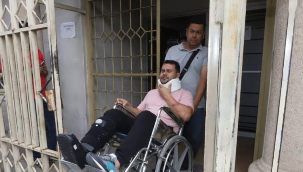 El exfutbolista hondureño Rubén Matamoros se presentó a los tribunales para presenciar la audiencia inicial en contra del conductor que provocó el accidente donde murieron su esposa Yeni Reyes e hijo Josué.