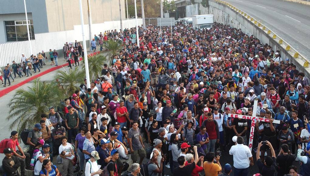 El padre Heymann Vázquez Medina, párroco de Ciudad Hidalgo, en la frontera de México con Guatemala, pidió terminar con las extorsiones, robos y asesinatos de migrantes al comienzo del ‘Viacrucis’, que salió a las 6:00 hora local (12:00 GMT) con destino a la localidad de Álvaro Obregón, en el estado de Chiapas, como primera parada. 