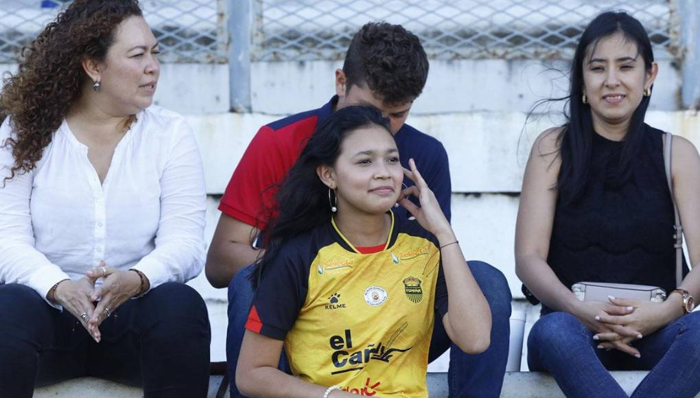 Una bella aficionada del Real España captada en el sector de preferencia. 