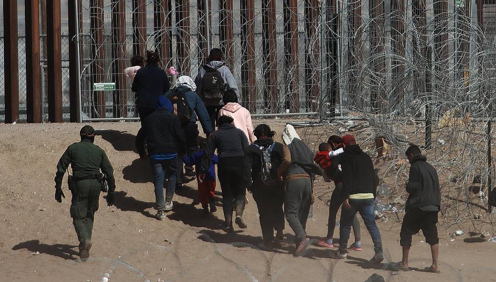 El presidente demócrata Joe Biden y su posible rival republicano para las elecciones de noviembre, Donald Trump, realizarán visitas paralelas a la <b>frontera</b> EEUU-México este jueves, mientras buscan respaldo popular en uno de los temas más álgidos de la campaña electoral: migración. 