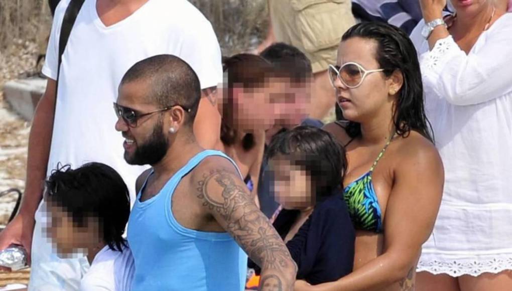 Tras darse a conocer la libertad condicional del basileño en el caso de violaciones aún joven en una discoteca en Barcelona, la exmujer del jugador se mostró muy enfadada.