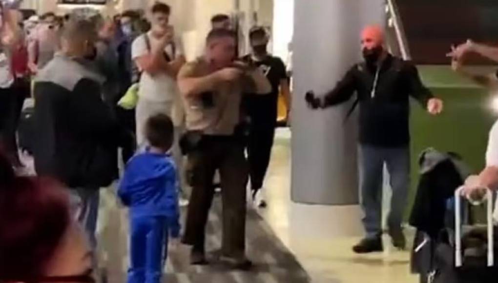 Disturbio en aeropuerto de Miami deja 2 detenidos por agredir a policía
