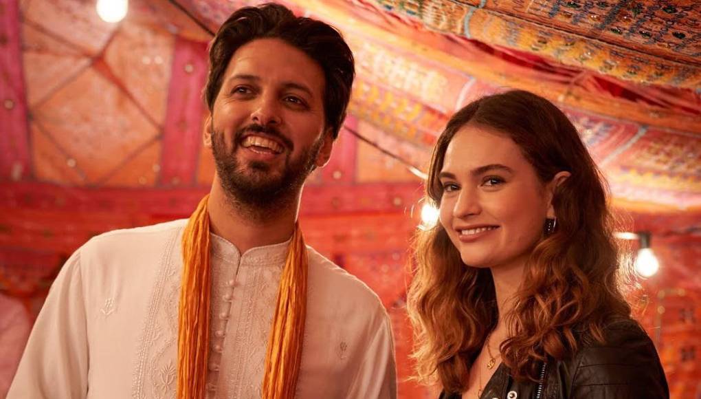 <b>“¿Y QUÉ TENDRÁ QUE VER EL AMOR?” </b>A Zoe (Lily James) la va de maravilla en su vida profesional, es una conocida directora de cine documental. En cuanto a lo amoroso no le va demasiado bien, es incapaz de establecer una relación, ya sea de manera presencial o a través de las aplicaciones de citas. Todo esto es peor por culpa de su caótica madre Cath (Emma Thompson) que no para de hacerle comentarios sobre el tema. Por otro lado, su vecino de toda la vida, Kaz (Shazad Latif), no tiene estos problemas. La solución que encuentra es casarse con un completo extraño en Londres para ver si así es capaz de encontrar el amor.