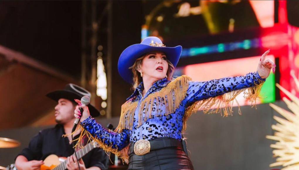 “Yo recuerdo que estaba chica y mis tías eran las que decían: ‘¡Ay, es que va a venir!’ y no sé qué. Yo lo conocí como público, como fan. Cantando como loca, jalándome los pelos y divirtiéndome con sus canciones y con sus movimientos. Hasta ahora tengo la suerte y la fortuna de cantar con él y de abrazarlo cada vez que lo veo”.