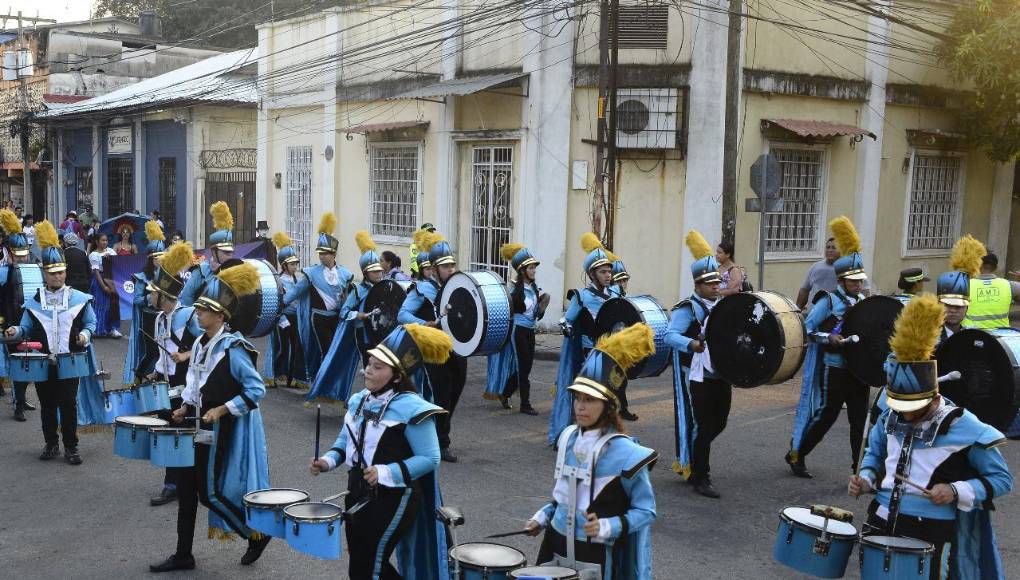 El emblemático Instituto José Trinidad Reyes fue el encargado de poner el ambiente y la música a toda la concurrencia que desfiló en conmemoración al Teatro.