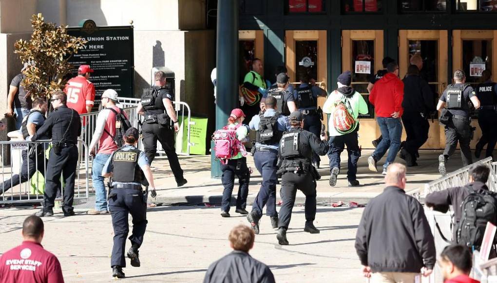 El alcalde de Kansas City, Quinton Lucas, confesó que él mismo “tuvo que correr cuando escuchó los disparos”, como lo hicieron cientos de personas.