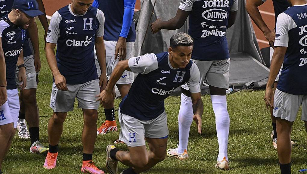 Andy Najar de Honduras participa en una sesión de entrenamiento en el estadio Olímpico Metropolitano de San Pedro Sula, el 6 de octubre de 2021, en vísperas de su partido de clasificación para la Copa Mundial de la FIFA Qatar 2022 contra Costa Rica (Foto de Orlando SIERRA / AFP)